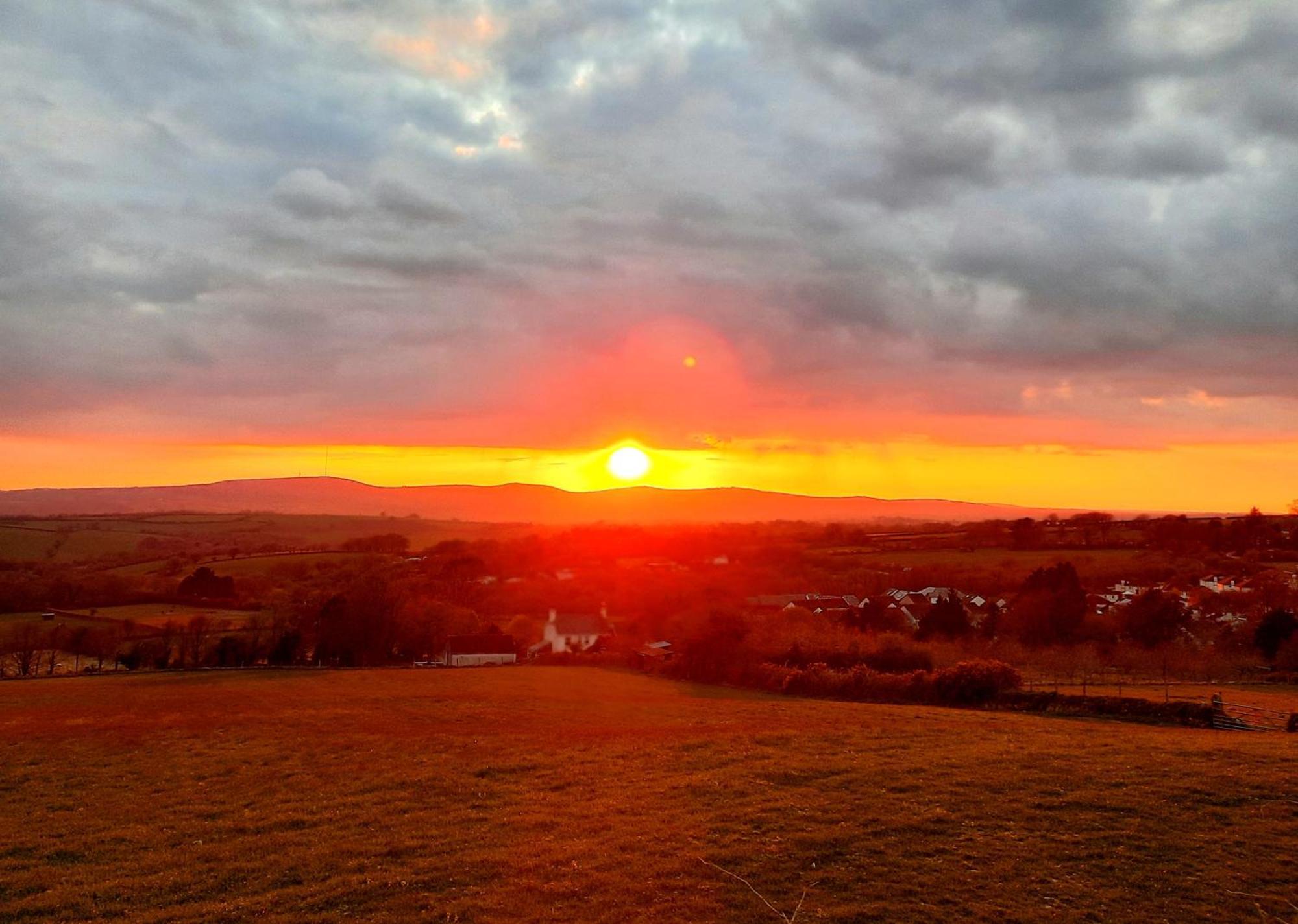 Summit Camping Kit Hill Cornwall Panoramic Views Grass Pitch From 15Pn Or Bella Bell Tent 75Pn Callington 외부 사진